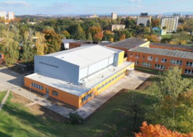 Fotka nové sportovní haly v Pustkovci